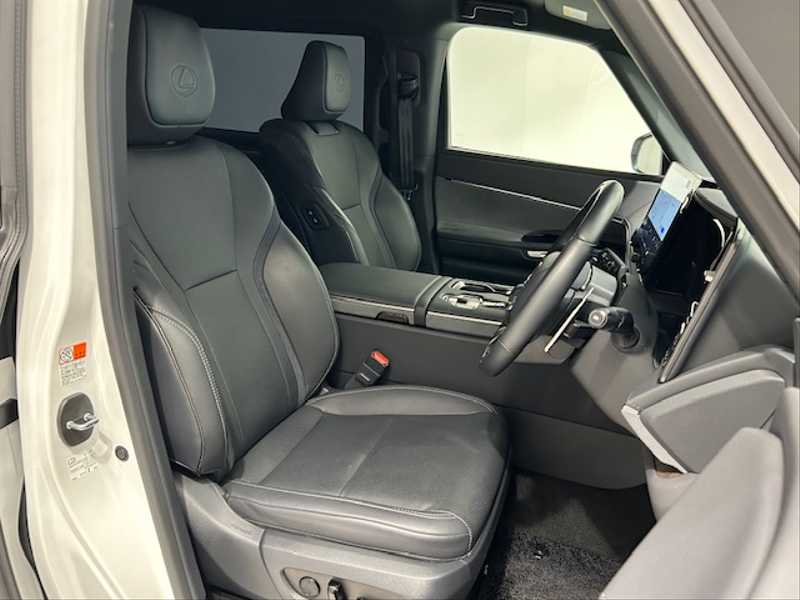 カタログ画像：ＬＭ（LM） ＬＭ５００ｈ バージョンＬ 2025年8月 5AA-TAWH15W 2400cc ソニッククォーツ 燃費13.8km / l フロント