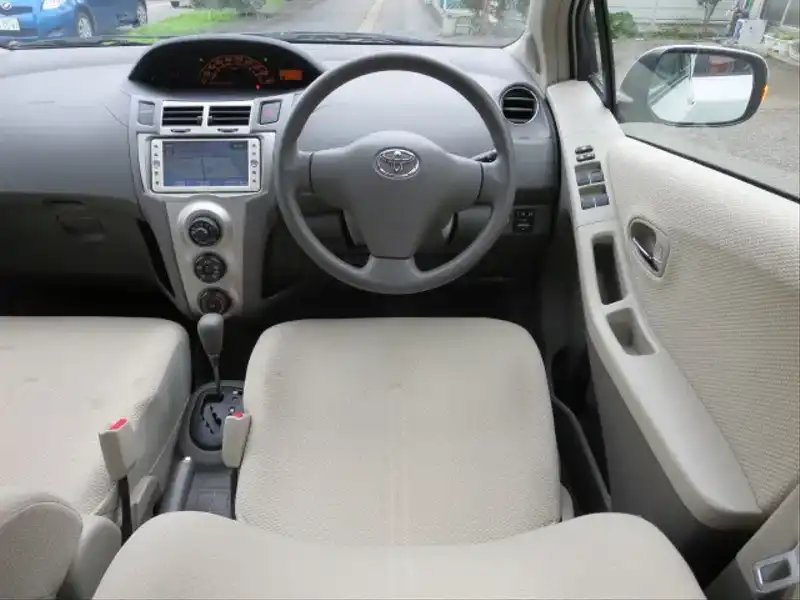 カタログ画像：ヴィッツ（VITZ） ＦリミテッドⅡ 2009年8月 DBA-SCP90 1300cc ホワイトパールクリスタルシャイン 燃費20.0km / l  内装