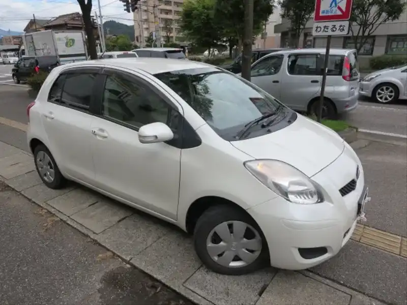 カタログ画像：ヴィッツ（VITZ） ＦリミテッドⅡ 2009年8月 DBA-SCP90 1300cc ホワイトパールクリスタルシャイン 燃費20.0km / l  外装