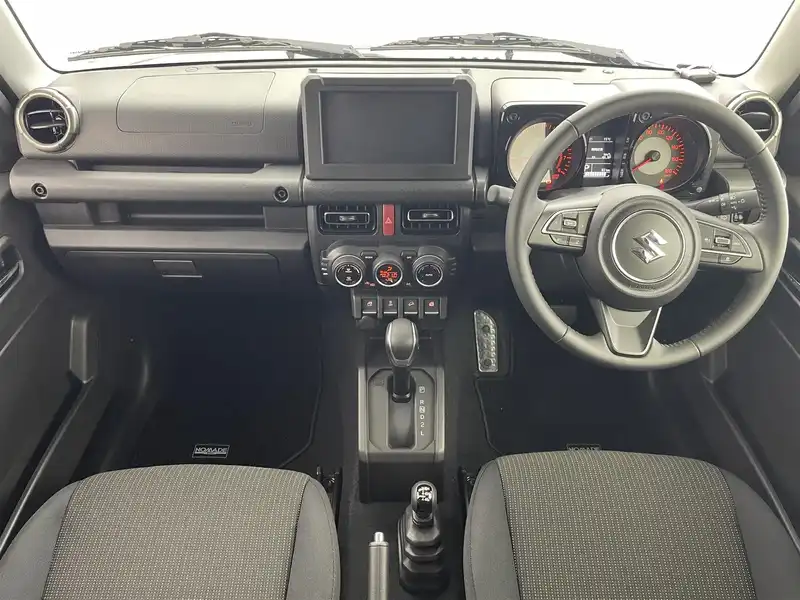 カタログ画像：ジムニーノマド（JIMNY NOMADE） ＦＣ 2025年4月 3BA-JC74W 1500cc シフォンアイボリーメタリック2ブラック2トーンルーフ 燃費13.6km / l フロント