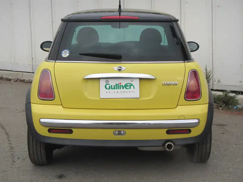 カタログ画像：ＭＩＮＩ（MINI） クーパー 2004年4月 GH-RA16 1600cc リキッド・イエロー 燃費14.4km / l  バック