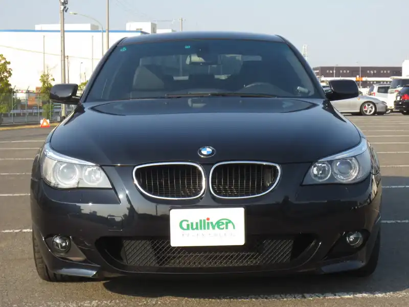 カタログ画像：５シリーズ（5 SERIES） ５３０ｉ Ｍスポーツパッケージ 2004年11月 GH-NA30 3000cc カーボン・ブラック（メタリック・カラー） 燃費8.8km / l  フロント