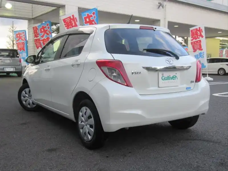 カタログ画像：ヴィッツ（VITZ） Ｆ スマートストップパッケージ・スマイルエディション 2012年5月 DBA-NSP130 1300cc ホワイトパールクリスタルシャイン 燃費21.8km / l バック