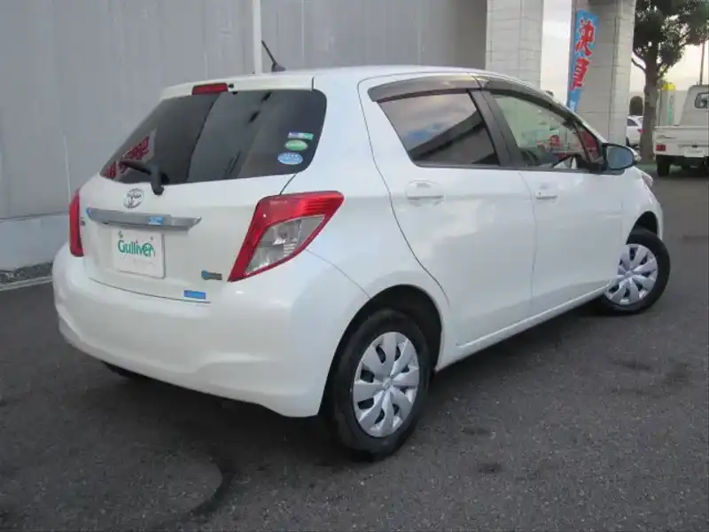 カタログ画像：ヴィッツ（VITZ） Ｆ スマートストップパッケージ・スマイルエディション 2012年5月 DBA-NSP130 1300cc ホワイトパールクリスタルシャイン 燃費21.8km / l 外装