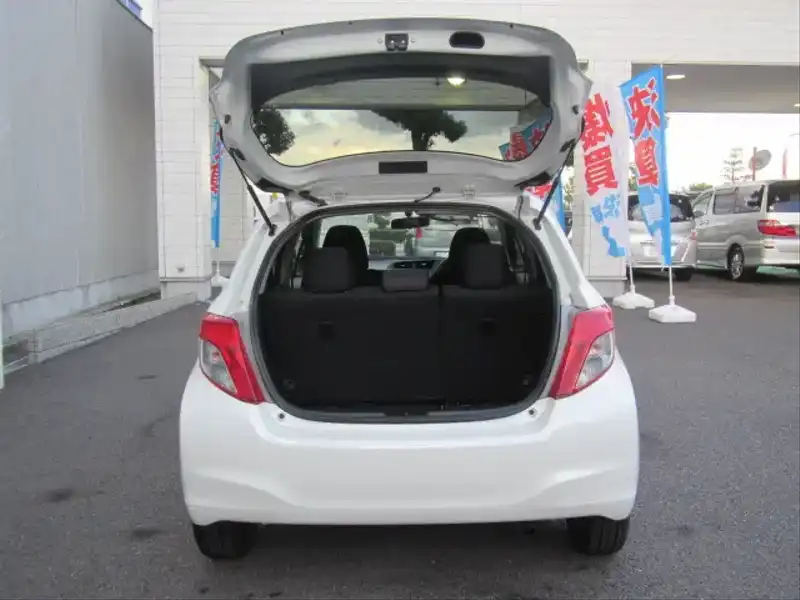 カタログ画像：ヴィッツ（VITZ） Ｆ スマートストップパッケージ・スマイルエディション 2012年5月 DBA-NSP130 1300cc ホワイトパールクリスタルシャイン 燃費21.8km / l 内装