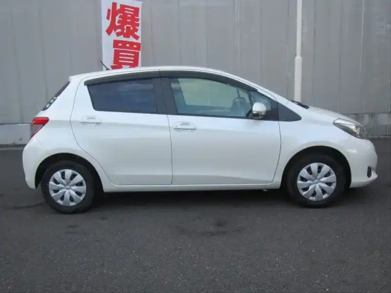 カタログ画像：ヴィッツ（VITZ） Ｆ スマートストップパッケージ・スマイルエディション 2012年5月 DBA-NSP130 1300cc ホワイトパールクリスタルシャイン 燃費21.8km / l 外装