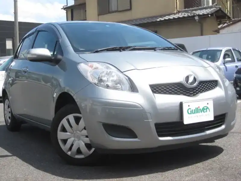 カタログ画像：ヴィッツ（VITZ） Ｆ インテリジェントパッケージ 2008年9月 DBA-KSP90 1000cc シルバーマイカメタリックorミディアムシルバーメタリック 燃費24.5km / l  メイン