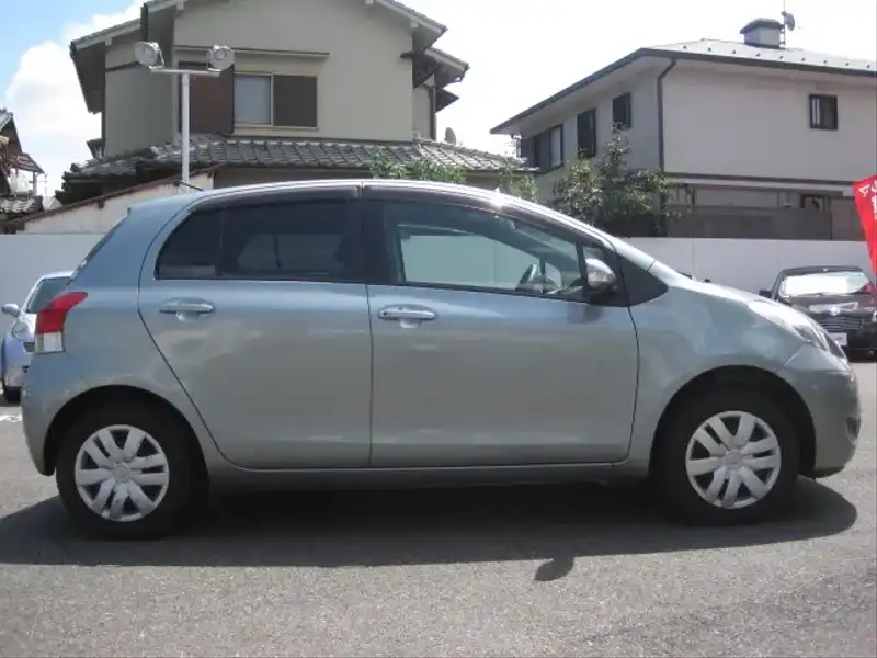 カタログ画像：ヴィッツ（VITZ） Ｆ インテリジェントパッケージ 2008年9月 DBA-KSP90 1000cc シルバーマイカメタリックorミディアムシルバーメタリック 燃費24.5km / l  外装