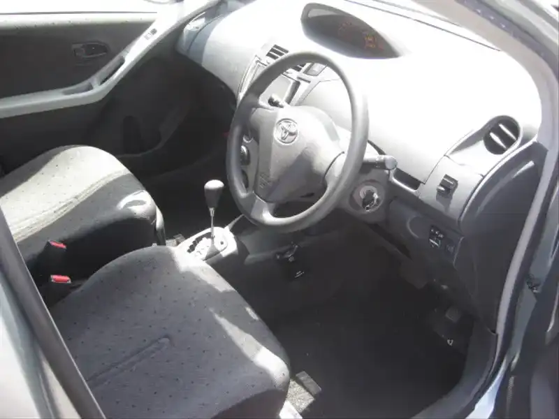 カタログ画像：ヴィッツ（VITZ） Ｆ インテリジェントパッケージ 2007年8月 DBA-KSP90 1000cc シルバーマイカメタリックorミディアムシルバーメタリック 燃費24.5km / l  内装