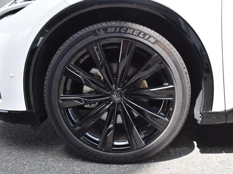 カタログ画像：クラウンスポーツ（CROWN SPORT） Ｚ 2025年7月 6AA-AZSH36W 2500cc プレシャスホワイトパールorブラック×プレシャスホワイトパール 燃費21.3km / l タイヤ