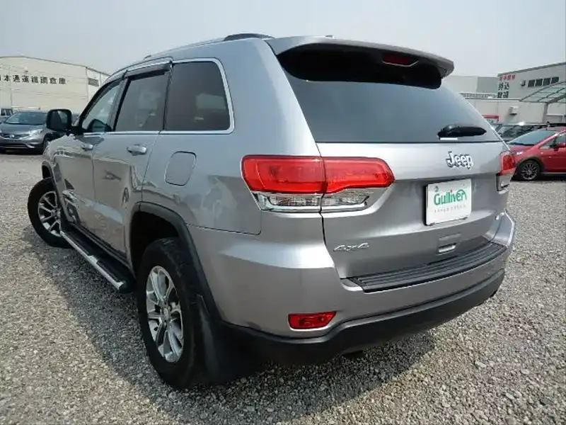 カタログ画像：ジープ・グランドチェロキー（JEEP GRAND CHEROKEE） ラレード 2013年11月 ABA-WK36T 3600cc ビレットシルバーメタリッククリアコートorマキシマムスチールメタリッククリアコート 燃費8.6km / l バック