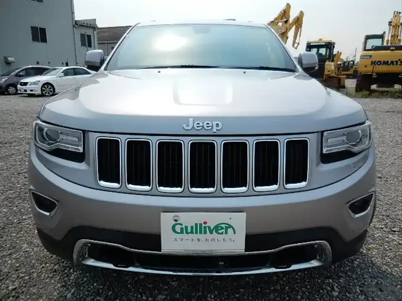 カタログ画像：ジープ・グランドチェロキー（JEEP GRAND CHEROKEE） ラレード 2013年11月 ABA-WK36T 3600cc ビレットシルバーメタリッククリアコートorマキシマムスチールメタリッククリアコート 燃費8.6km / l フロント