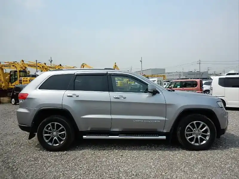 カタログ画像：ジープ・グランドチェロキー（JEEP GRAND CHEROKEE） ラレード 2013年11月 ABA-WK36T 3600cc ビレットシルバーメタリッククリアコートorマキシマムスチールメタリッククリアコート 燃費8.6km / l 外装