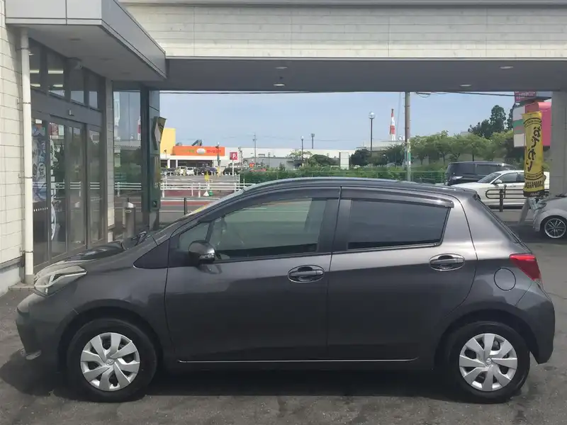 カタログ画像：ヴィッツ（VITZ） Ｆ スマートストップパッケージ 2014年4月 DBA-KSP130 1000cc グレーメタリック 燃費24.0km / l 外装