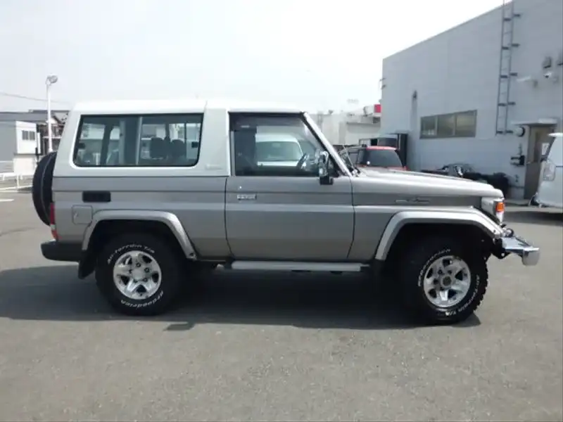 カタログ画像：ランドクルーザー７０（LAND CRUISER 70） ＺＸ ２ドア（ＦＲＰ） 2001年8月 KG-HZJ74K 4200cc グレーメタリック 外装