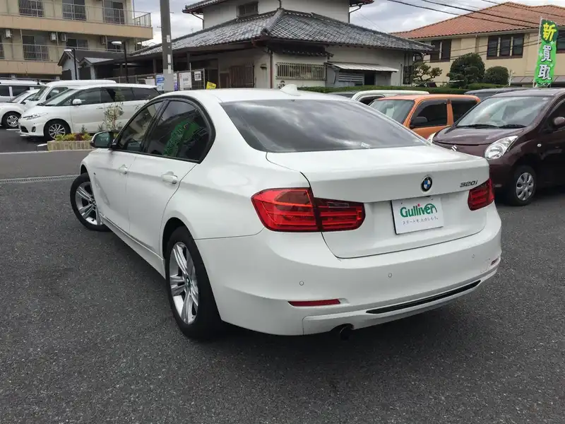 カタログ画像：３シリーズ（3 SERIES） ３２０ｉ スポーツ 2013年8月 DBA-3B20 2000cc アルピン・ホワイトⅢ 燃費16.0km / l バック