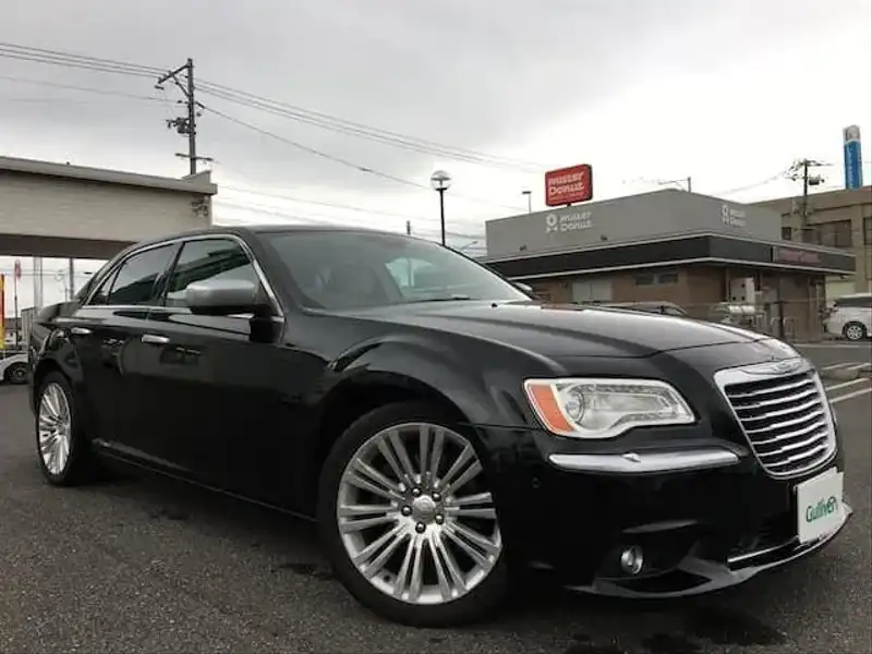 カタログ画像：クライスラー・３００（CHRYSLER 300） ３００Ｃラグジュアリー 2012年12月 ABA-LX36 3600cc グロスブラック 燃費9.2km / l メイン