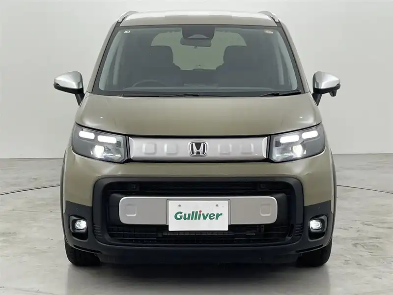 カタログ画像：フリード（FREED） ｅ：ＨＥＶクロスター 2025年2月 6AA-GT6 1500cc デザートベージュ・パール 燃費25.3km / l フロント