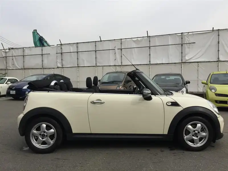 カタログ画像：ＭＩＮＩ（MINI） クーパー コンバーチブル 2011年8月 CBA-ZN16 1600cc ペッパー・ホワイト（ソリッド） 燃費14.8km / l 外装