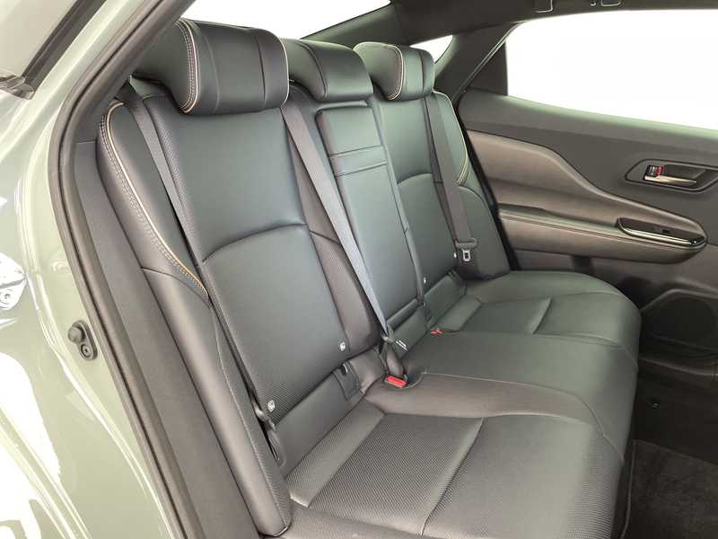 カタログ画像：クラウンクロスオーバー（CROWN CROSSOVER） Ｚ 2024年4月 6AA-AZSH35 2500cc プレシャスホワイトパールorブラック×プレシャスホワイトパール 燃費22.2km / l バック