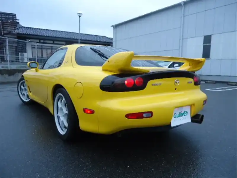 カタログ画像：ＲＸ－７（RX-7） タイプＲバサーストＲ 2001年8月 GF-FD3S 1400cc サンバーストイエロー 燃費8.1km / l  バック