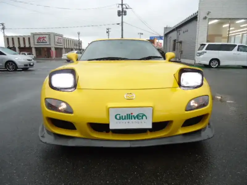 カタログ画像：ＲＸ－７（RX-7） タイプＲバサーストＲ 2001年8月 GF-FD3S 1400cc サンバーストイエロー 燃費8.1km / l  フロント