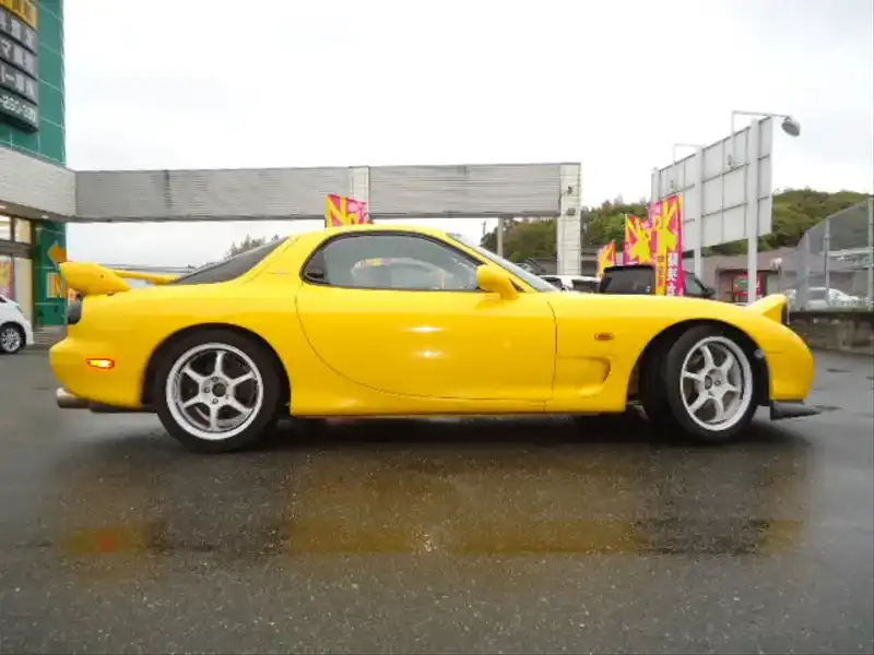 カタログ画像：ＲＸ－７（RX-7） タイプＲバサーストＲ 2001年8月 GF-FD3S 1400cc サンバーストイエロー 燃費8.1km / l  外装