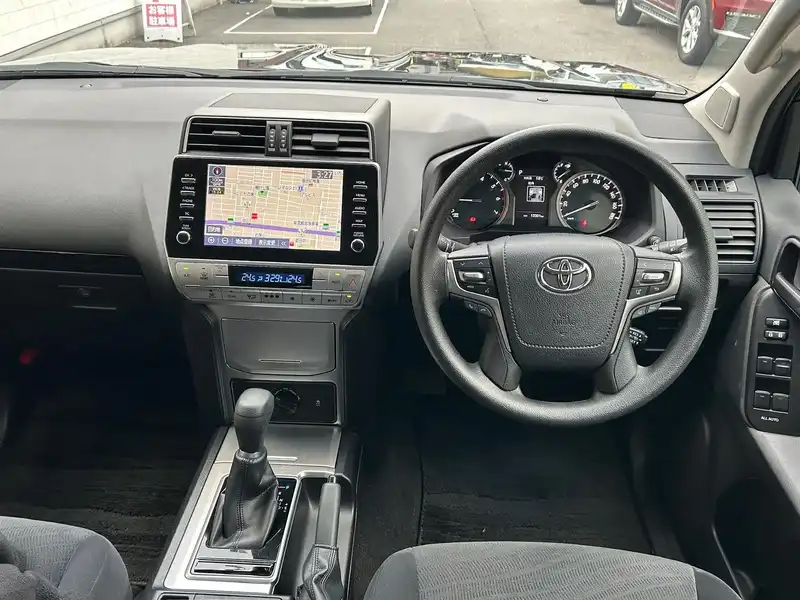 カタログ画像：ランドクルーザープラド（LAND CRUISER PRADO） ＴＸ 2022年8月 3BA-TRJ150W 2700cc ブラックorアティチュードブラックマイカ 燃費8.3km / l フロント