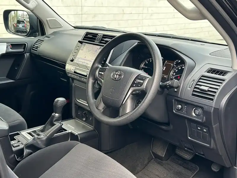 カタログ画像：ランドクルーザープラド（LAND CRUISER PRADO） ＴＸ 2022年8月 3BA-TRJ150W 2700cc ブラックorアティチュードブラックマイカ 燃費8.3km / l フロント