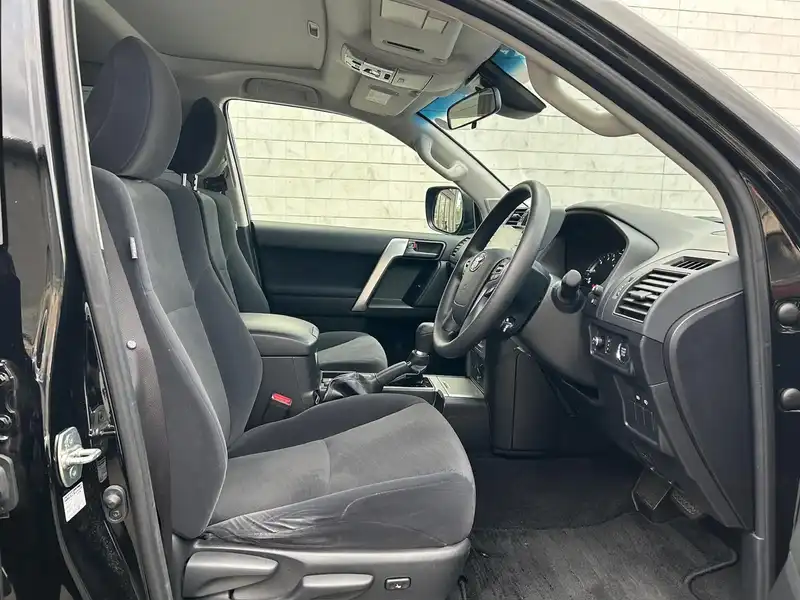 カタログ画像：ランドクルーザープラド（LAND CRUISER PRADO） ＴＸ 2022年8月 3BA-TRJ150W 2700cc ブラックorアティチュードブラックマイカ 燃費8.3km / l フロント