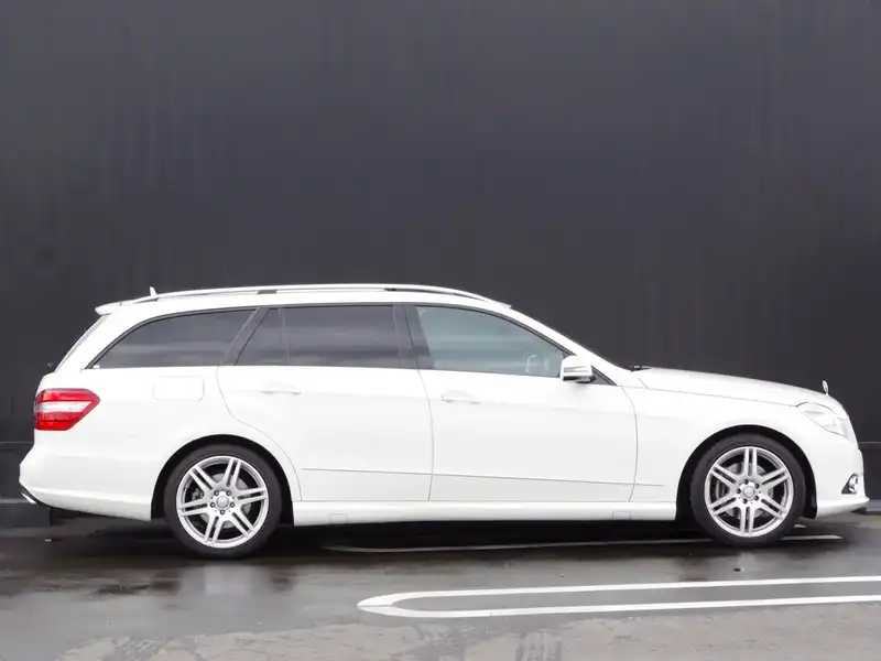 カタログ画像：Ｅクラスステーションワゴン（E-CLASS STATIONWAGON） Ｅ３５０ ステーションワゴン アバンギャルド 2010年2月 DBA-212256C 3500cc カルサイトホワイト（Ｓ） 燃費8.5km / l  外装