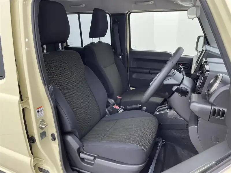 カタログ画像：ジムニーノマド（JIMNY NOMADE） ＦＣ 2025年4月 3BA-JC74W 1500cc シフォンアイボリーメタリック2ブラック2トーンルーフ 燃費13.6km / l フロント