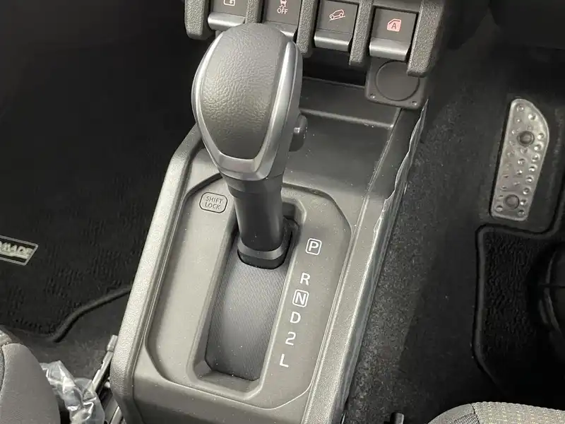 カタログ画像：ジムニーノマド（JIMNY NOMADE） ＦＣ 2025年4月 3BA-JC74W 1500cc シフォンアイボリーメタリック2ブラック2トーンルーフ 燃費13.6km / l メイン