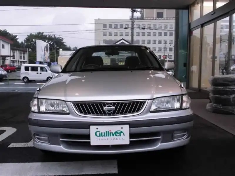 カタログ画像：サニー（SUNNY） スーパーサルーン Ｇパッケージ 1998年10月 GF-FB15 1500cc ブルーイッシュシルバー（Ｍ） 燃費18.8km / l  フロント