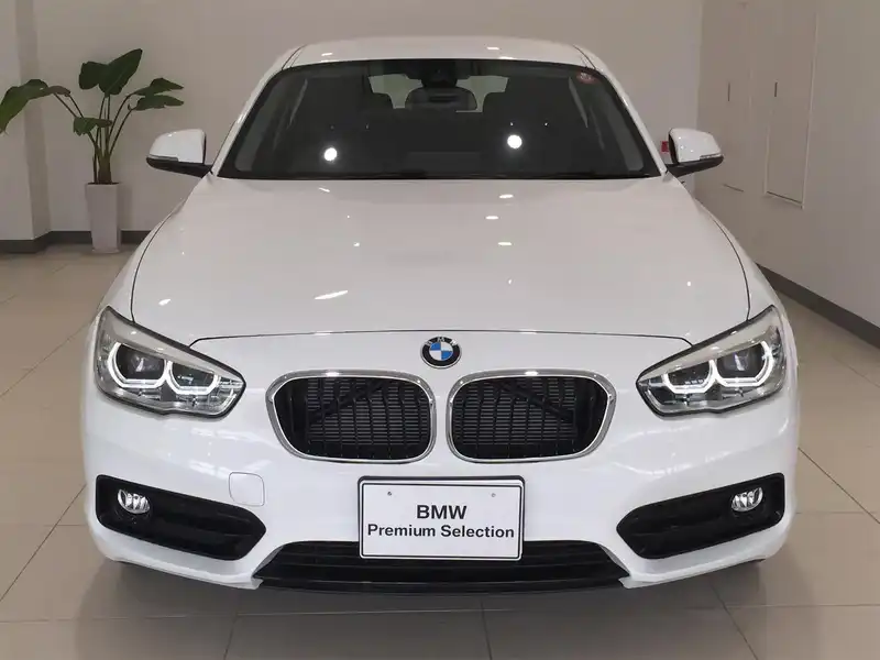 カタログ画像：１シリーズ（1 SERIES） １２０ｉ スポーツ 2015年5月 DBA-1A16 1600cc アルピン・ホワイトⅢ（ソリッド・カラー） 燃費16.8km / l フロント