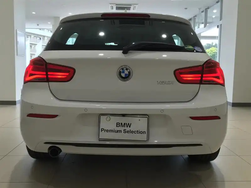 カタログ画像：１シリーズ（1 SERIES） １２０ｉ スポーツ 2015年5月 DBA-1A16 1600cc アルピン・ホワイトⅢ（ソリッド・カラー） 燃費16.8km / l バック