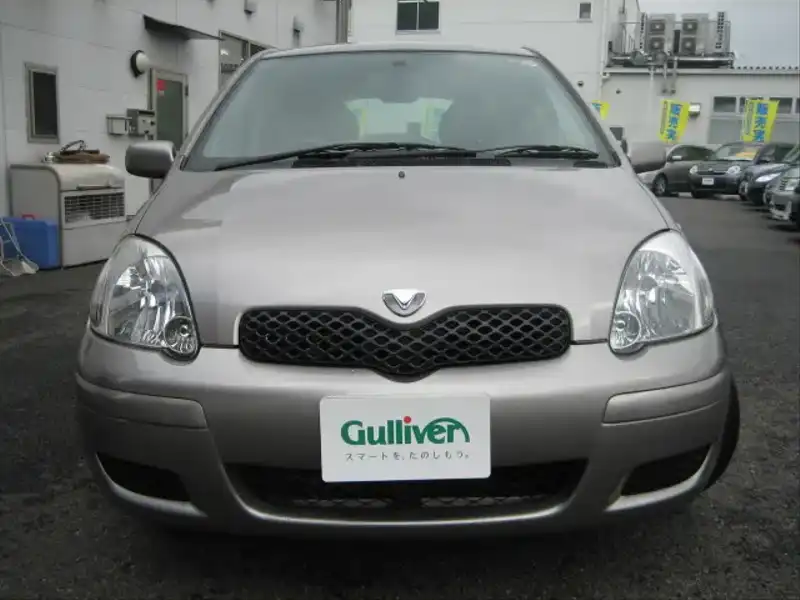 カタログ画像：ヴィッツ（VITZ） Ｆ Ｌパッケージ ナビスペシャル 2002年12月 UA-NCP15 1300cc グレーメタリック 燃費16.6km / l  フロント