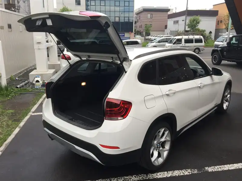 カタログ画像：Ｘ１（X1） ｘＤｒｉｖｅ ２８ｉ ｘライン 2012年9月 DBA-VM20 2000cc アルピン・ホワイトⅢ 燃費13.6km / l 外装