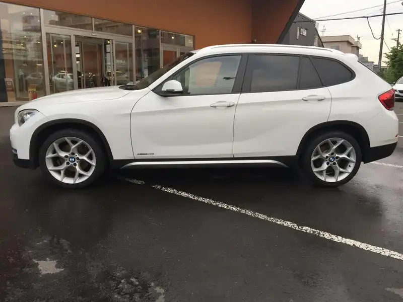 カタログ画像：Ｘ１（X1） ｘＤｒｉｖｅ ２８ｉ ｘライン 2012年9月 DBA-VM20 2000cc アルピン・ホワイトⅢ 燃費13.6km / l 外装