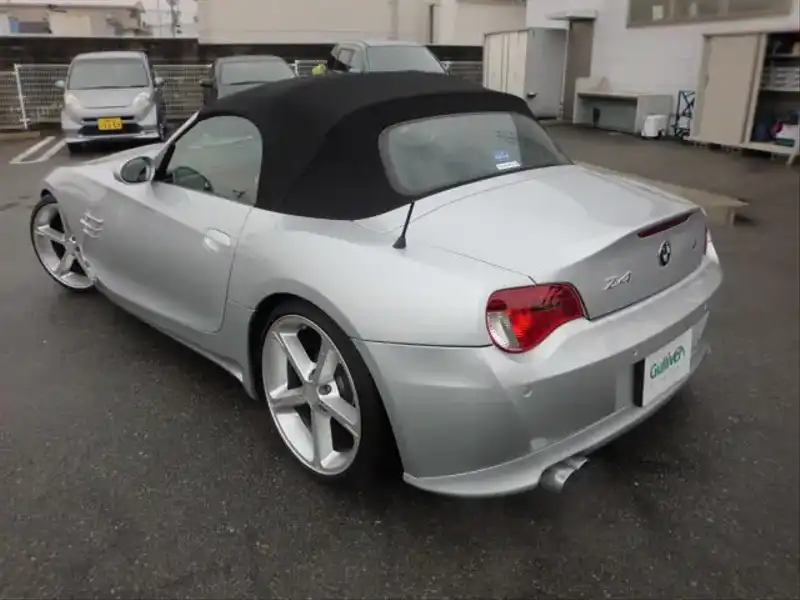 カタログ画像：Ｚ４（Z4） ロードスター３．０ｓｉ 2006年4月 ABA-BU30 3000cc チタン・シルバー（メタリック・カラー） 燃費10.2km / l  バック