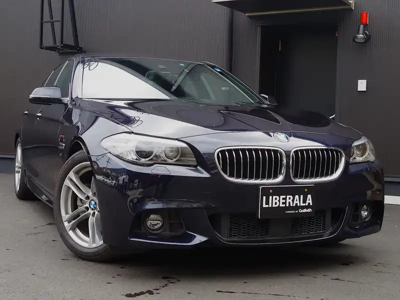 カタログ画像：５シリーズ（5 SERIES） ５２３ｉ Ｍスポーツ ハイラインパッケージ 2015年7月 DBA-XG20 2000cc インペリアル・ブルー・ブリリアント・エフェクト（メタリック・カラー） 燃費14.2km / l フロント