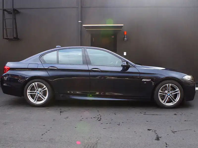 カタログ画像：５シリーズ（5 SERIES） ５２３ｉ Ｍスポーツ ハイラインパッケージ 2015年7月 DBA-XG20 2000cc インペリアル・ブルー・ブリリアント・エフェクト（メタリック・カラー） 燃費14.2km / l 外装