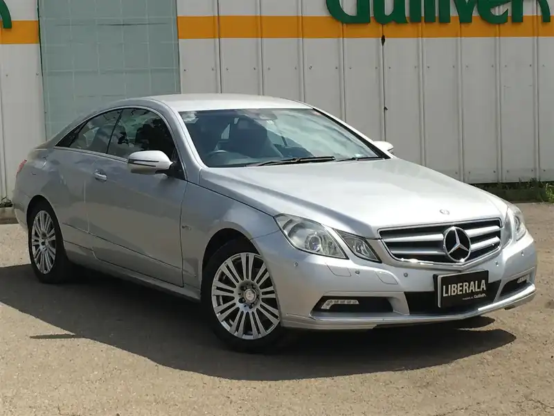 カタログ画像：Ｅクラス（E-CLASS） Ｅ２５０ ＣＧＩブルーエフィシェンシー クーペ 2009年10月 DBA-207347 1800cc パラジウムシルバー（Ｍ）orイリジウムシルバー（Ｍ） 燃費11.2km / l  メイン