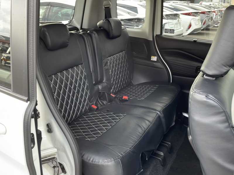 カタログ画像：デリカＤ：２（DELICA D:2） ハイブリッドＭＺ 全方位カメラパッケージ 2023年6月 5AA-MB37S 1200cc ピュアホワイトパール 燃費18.4km / l 内装
