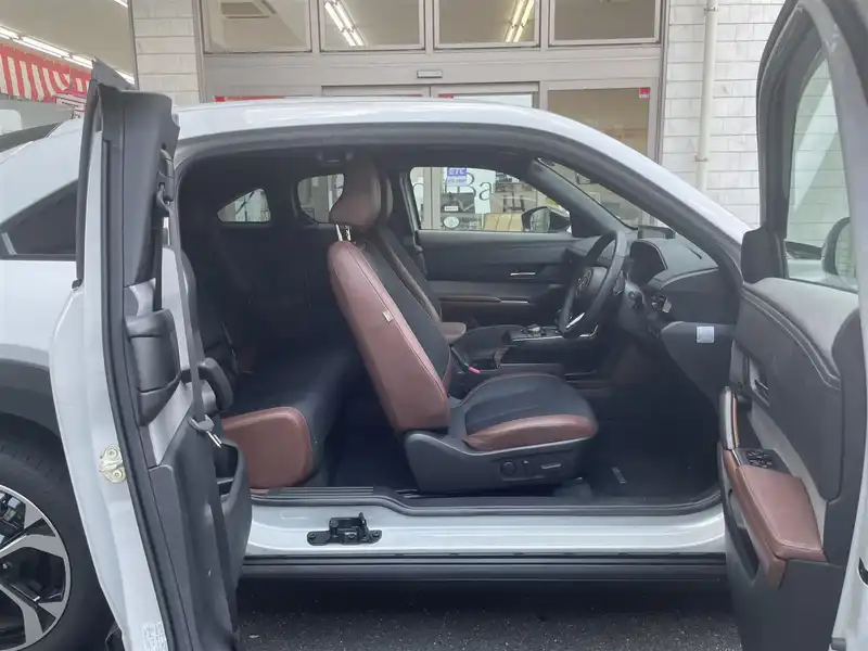 カタログ画像：ＭＸ－３０ロータリーＥＶ（MX-30 ROTARY-EV） レトロスポーツエディション 2024年12月 3LA-DR8V3R 830cc 燃費15.4km / l 内装