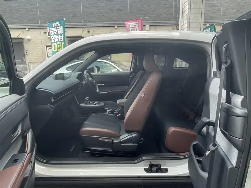 カタログ画像：ＭＸ－３０ロータリーＥＶ（MX-30 ROTARY-EV） レトロスポーツエディション 2024年12月 3LA-DR8V3R 830cc 燃費15.4km / l 内装