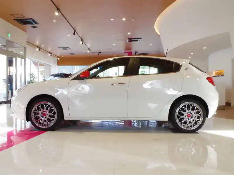 カタログ画像：ジュリエッタ（GIULIETTA） ケン オクヤマ スペチアーレ ビアンカ 2015年1月 ABA-940141 1400cc アイスホワイト 燃費15.6km / l 外装