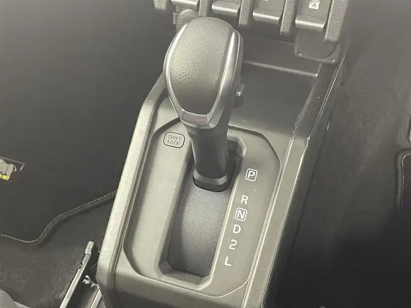 カタログ画像：ジムニーノマド（JIMNY NOMADE） ＦＣ 2025年4月 3BA-JC74W 1500cc シフォンアイボリーメタリック2ブラック2トーンルーフ 燃費13.6km / l メイン