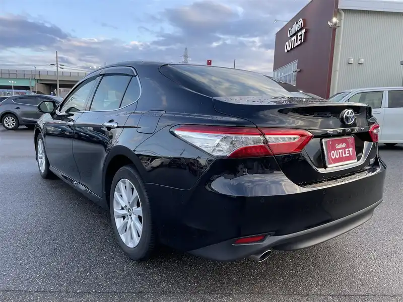 カタログ画像：カムリ（CAMRY） Ｘ 2018年8月 DAA-AXVH70 2500cc アティチュードブラックマイカ 燃費33.4km / l バック