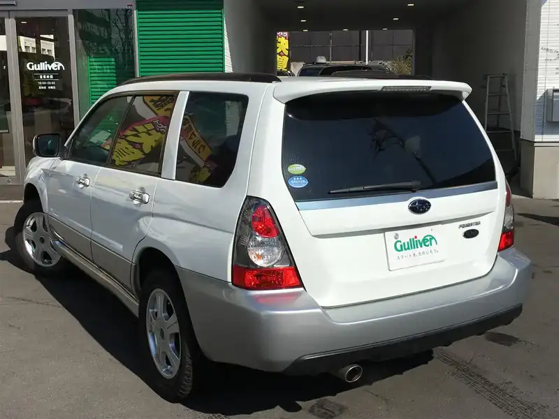 カタログ画像：フォレスター（FORESTER） Ｌ．Ｌ．Ｂｅａｎエディション 2005年1月 CBA-SG5 2000cc ピュアホワイト／プレミアムシルバー・メタリック 燃費13.0km / l  バック